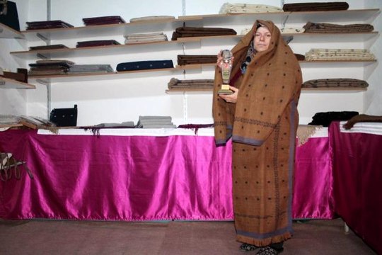 Bayburt'ta asırlık 'ehram' geleneği yaşatılıyor... Ehram dokuma ustası Ataner, ödülüyle birlikte Bayburt'ta