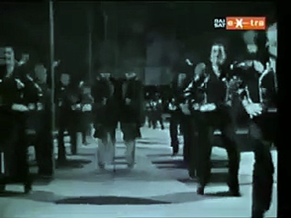 Un chanteur italien chante n