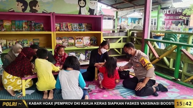 PRESISI INSPIRATIF : Bhabinkamtibmas Aipda Bajuri Mendirikan Perpustakaan Diatas Pantai