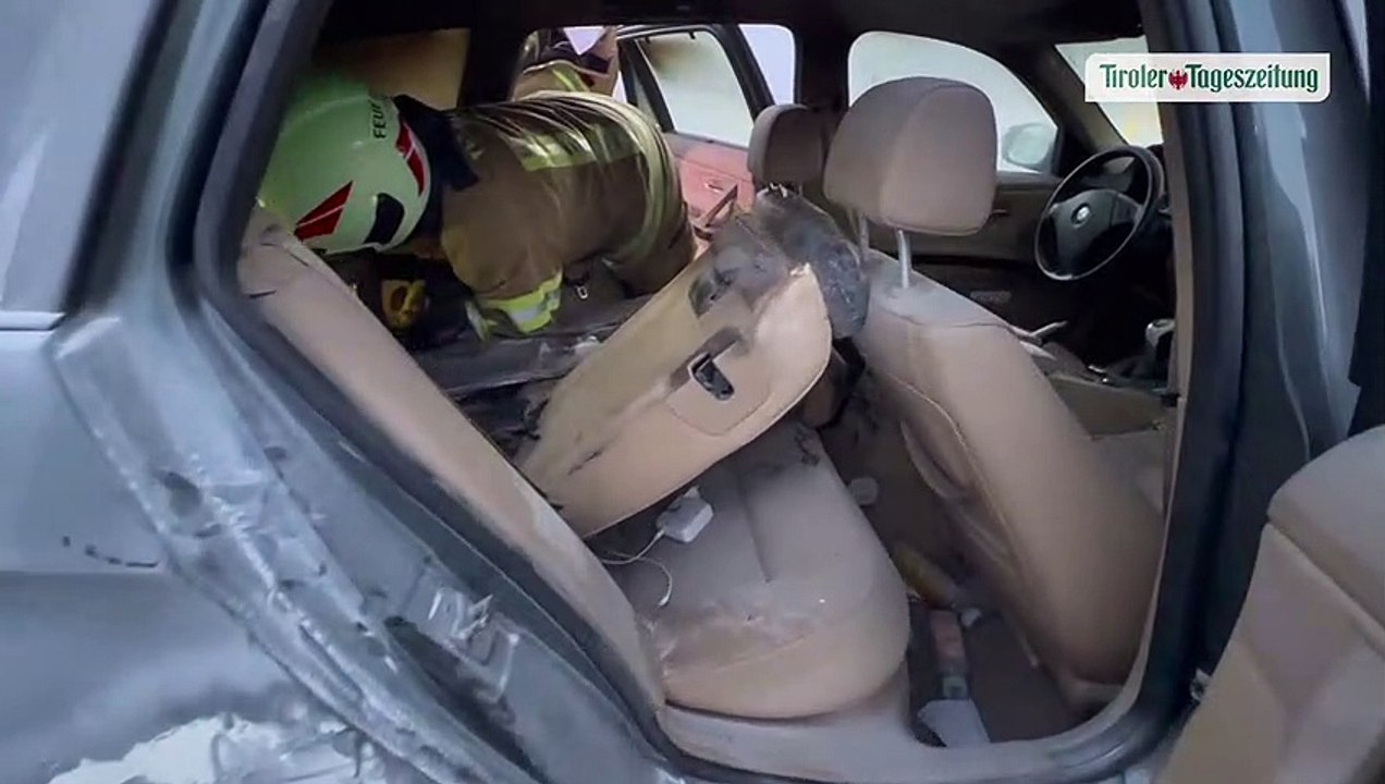 Auto fing in Söll Feuer, Lenker (21) brachte sich rechtzeitig in Sicherheit