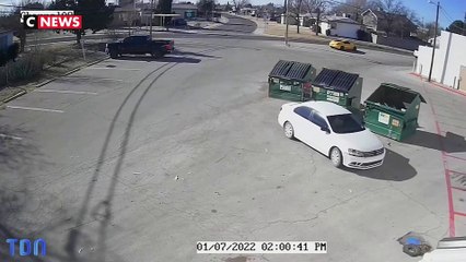 UNE FEMME FILMÉE EN TRAIN DE JETER SON BÉBÉ DANS UNE POUBELLE