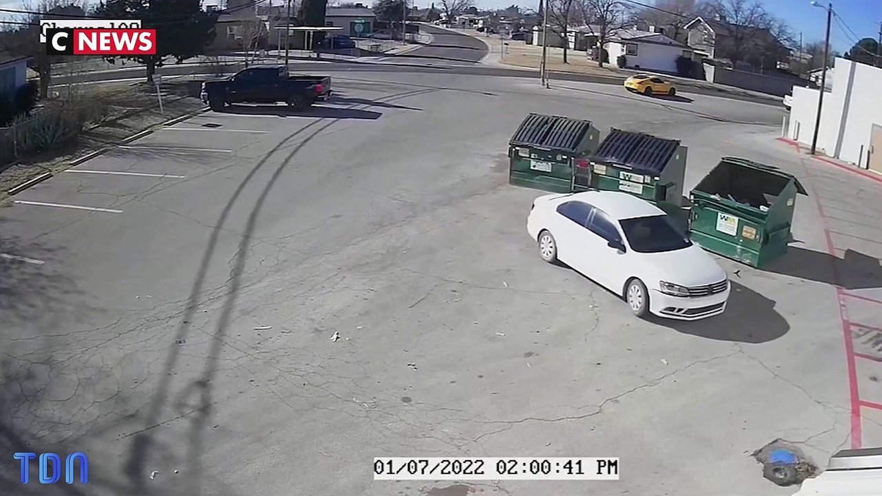 UNE FEMME FILMÉE EN TRAIN DE JETER SON BÉBÉ DANS UNE POUBELLE