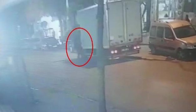 ESENYURT'TA KAMYONETTEN ÇALDIĞI KREDİ KARTIYLA ALIŞVERİŞ YAPTI