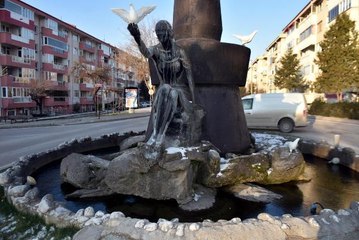 EDİRNE'DE SÜS HAVUZLARI BUZ TUTTU