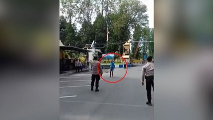 Viral! Diduga Gangguan Jiwa, Pria Acungkan Sajam di Polres Lumajang