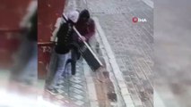 Zeytinburnu’nda binanın dış kapısını çalan hırsızlar kamerada