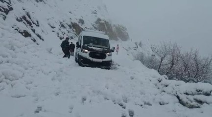 Bingöl'de çığ düştü, yol ulaşıma kapandı