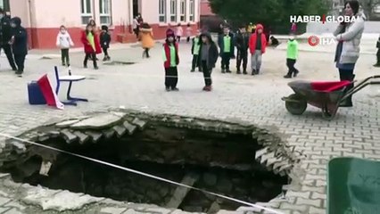 Manisa Alaşehir'de ilkokul bahçesinde 4 metre genişliğinde ve 2 metre derinliğinde çökme