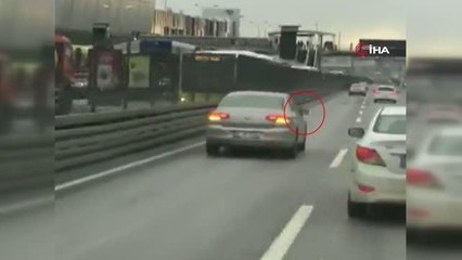 E-5'te kamyonetin yedek lastiği yola fırladı... O anlar kamerada