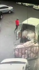 BAYRAMPAŞA'DA MAL İNDİRİLEN ARAÇTAN CEP TELEFONU ÇALDI