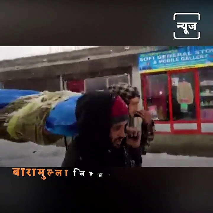 Kashmiri Locals Carry Pregnant Woman To Hospital After Heavy Snowfall
