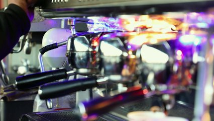 Συρία: Ο Μοχάμεντ φτιάχνει καπουτσίνο στα συντρίμια