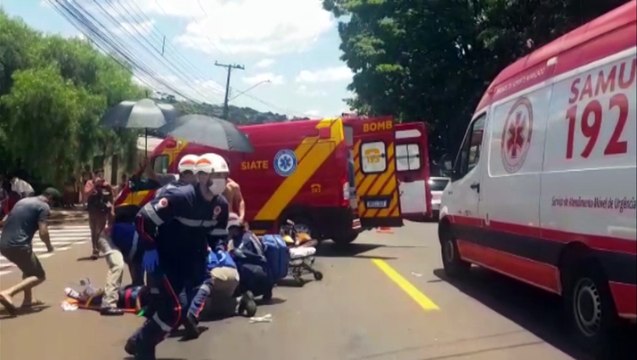 Mulher de 22 anos sofre fraturas em tornozelo e cotovelo após colisão entre carro e moto no Bairro Periolo