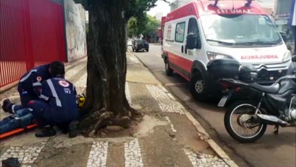Motociclista fica ferido em colisão contra carro no Centro de Cascavel; Samu foi mobilizado
