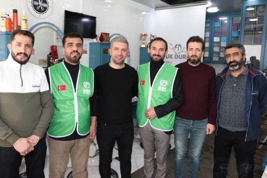 Son dakika haber | Erzurumlu berberler İdlibli çocukları tıraş ederek sevindirdi