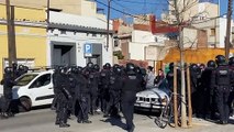 Enfrentamiento entre manifestantes y Mossos en el desalojo de una nave industrial en Badalona