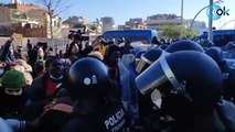 Una turba de violentos okupas se enfrenta a la Policía para frenar su desalojo en Badalona