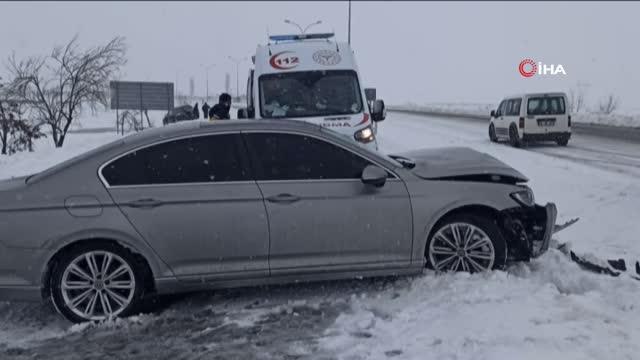 Buzlanma nedeniyle kayan otomobil aydınlatma direğine çarptı
