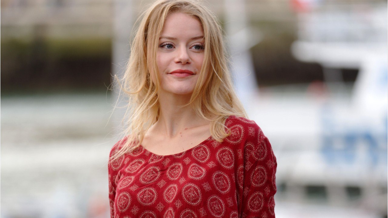 VOICI : Romane Jolly (Mon Ange TF1) : avec quelle très célèbre actrice son père a-t-il vécu une histoire d'amour ?