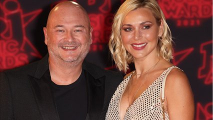 VOICI : Cauet sous le choc : il pose avec sa compagne Nathalie Dartois et... un test de grossesse à la main