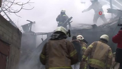 Beyoğlu'nda 2 katlı metruk binada yangın