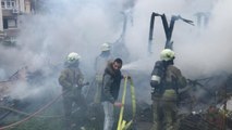 Son Dakika | Beyoğlu'nda yanan metruk bina çöktü, itfaiye stajyeri yaralandı