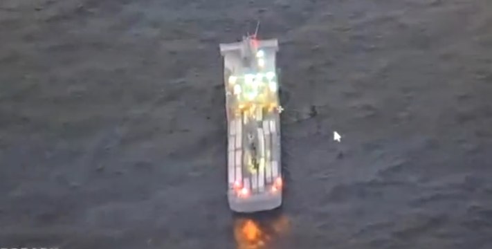 Nave cargo Tirrenia dopo incendio al largo di Ventotene arriva al porto di Napoli (13.01.22)