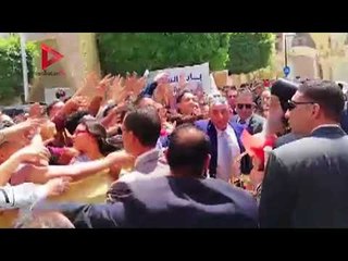 البابا تواضروس يحتفل في الكاتدرائية بعيد القيامة ويوزع هدايا على الحاضرين