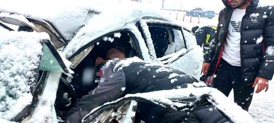 Van'da kar yağışı trafik kazalarına neden oldu