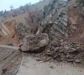 Batman'da dev kaya parçası köy yolunu ulaşıma kapattı