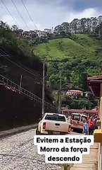 Deslizamento de terra atinge imóveis em Ouro Preto (MG)