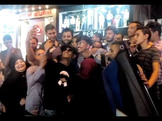 محمد رمضان يوقف المرور لإلتقاط الصور مع معجبيه بالمهندسين