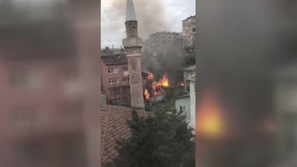 Beyoğlu'nda tek katlı ahşap ev yandı