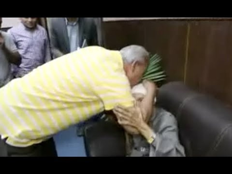 محافظ المنوفية يُقبل رأس مُسن ويستجيب لشكواه