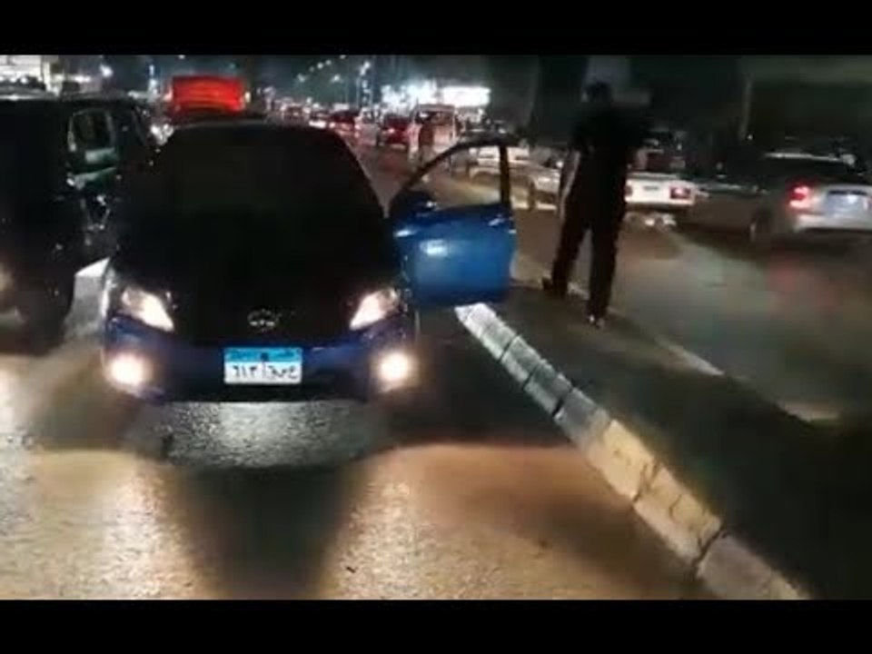 شاب يخرج من سيارته ويطلق النار على نفسه وسط الم...