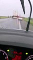 Sob chuva e com pista molhada, duas carretas e um carro pequeno se envolvem em acidente, em Sousa