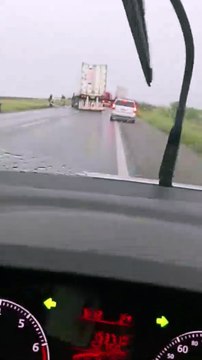 Sob chuva e com pista molhada, duas carretas e um carro pequeno se envolvem em acidente, em Sousa