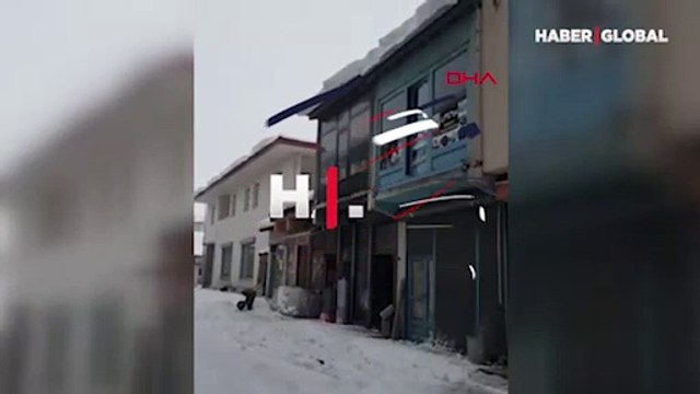 Çatıda biriken tonlarca kar çığ gibi aktı! Korkutan anlar kamerada
