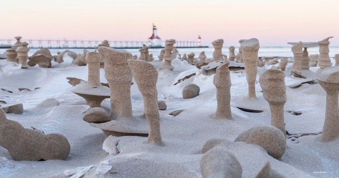 Un photographe capture de magnifiques sculptures de sable gelé le long du Lac Michigan