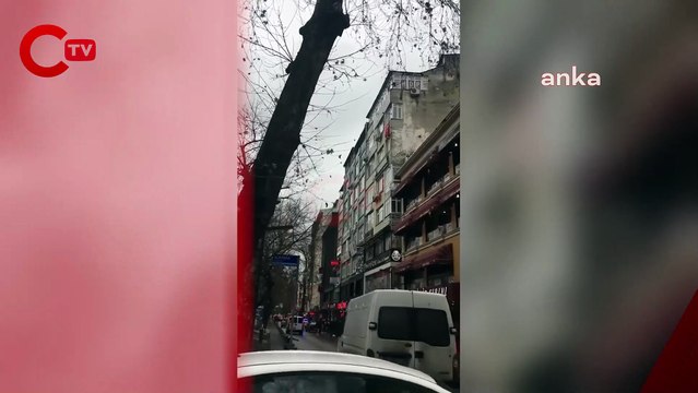 KOCAELİ’DE BİR APARTMANDAN SOKAĞA “TARİKAT YURTLARI KAPATILSIN” YAZILI KAĞITLAR ATILDI