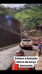 Parte de morro desliza sobre duas casas em Minas Gerais; assista o vídeo