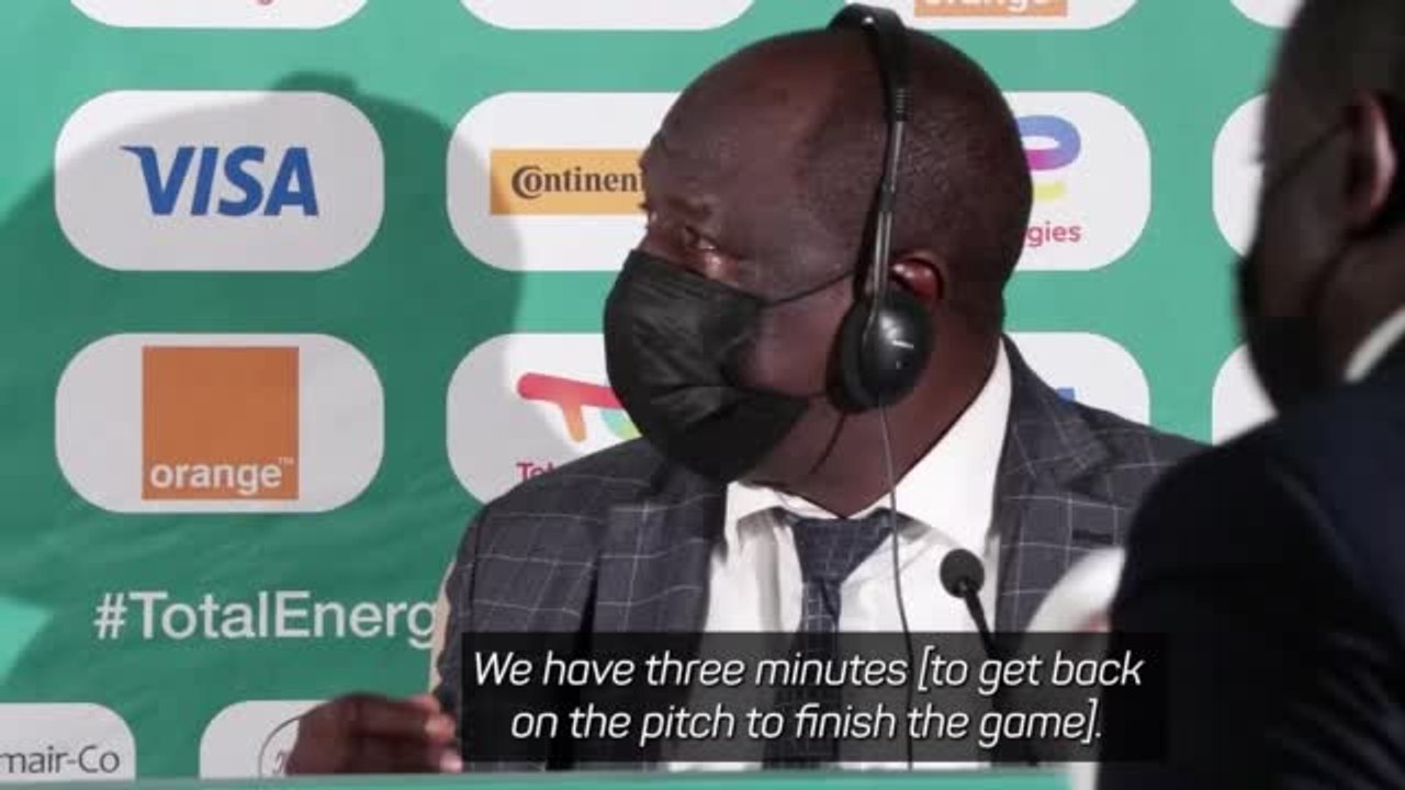Bizarre moment as Mali's presser is cut short to restart game