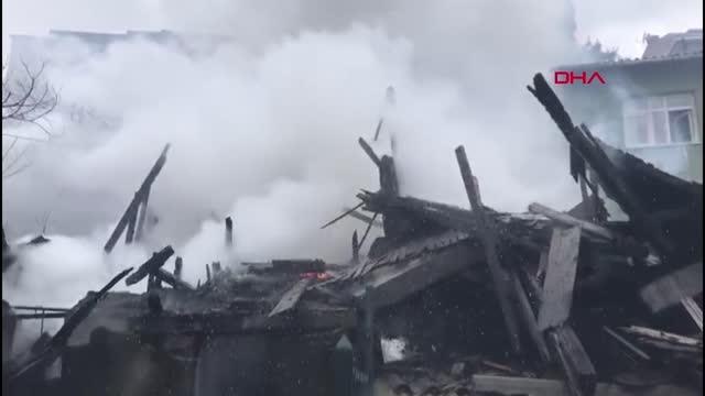 Son dakika haberi... BEYOĞLU'NDA ALEV ALEV YANAN AHŞAP BİNA KÜLE DÖNDÜ; İTFAİYE ERİ YARALANDI-1