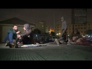 ببطانية ووجبة ساخنة.. أطفال بلا مأوى تساعد المشردين على مواجهة البرد