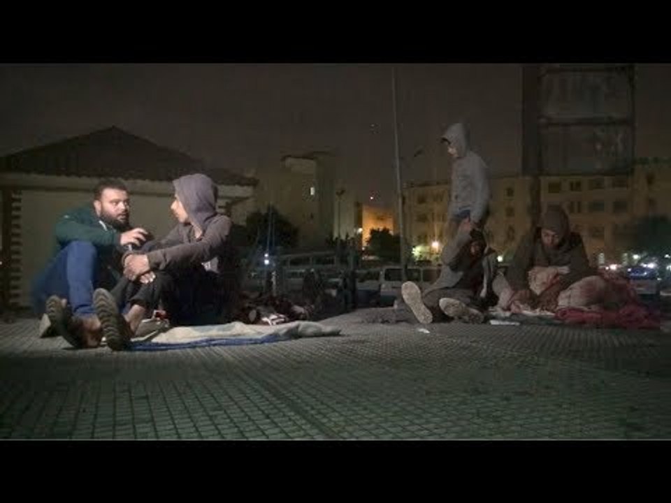 ببطانية ووجبة ساخنة.. أطفال بلا مأوى تساعد المشردين على مواجهة البرد
