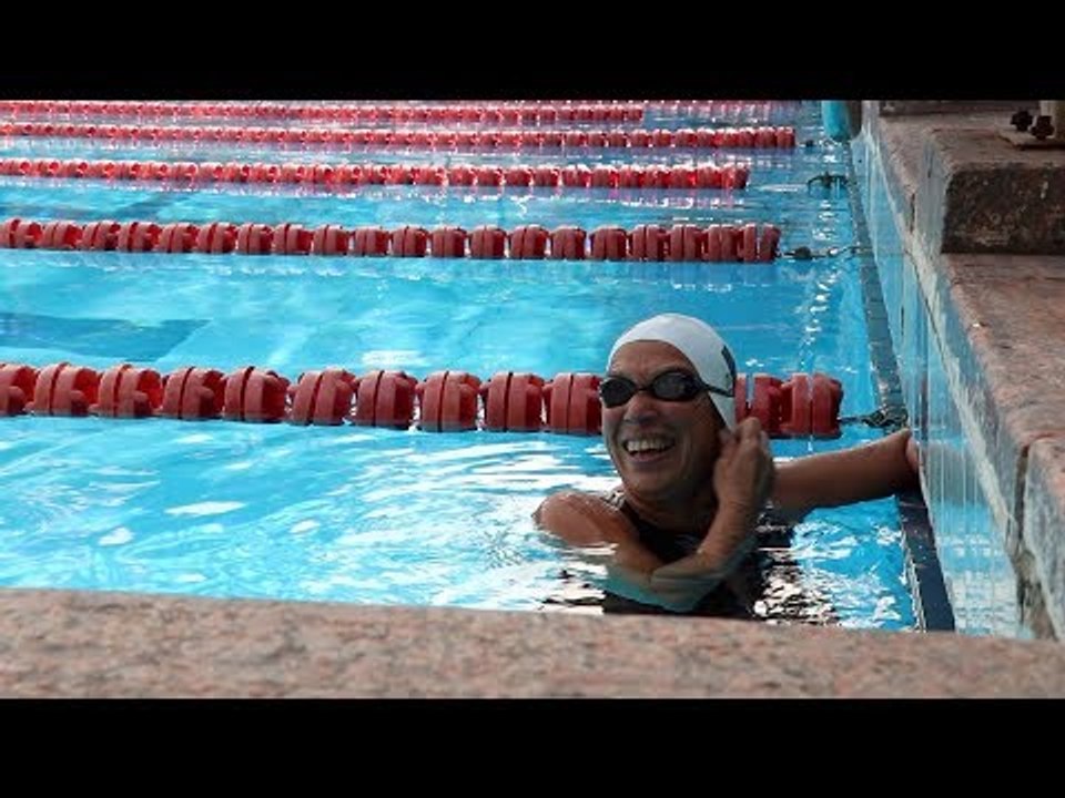 نجوى بطلة سباحة بعد ال60.. العمر مجرد رقم