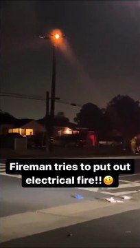 Un pompier essaie d'éteindre un feu électrique avec de l'eau...