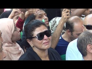 هالة صدقي تنهار من البكاء خلال جنازة فاروق الفيشاوي