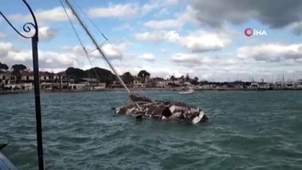İzmir'de fırtına etkili oluyor... Çeşme'de yan yatan tekne karaya vurdu, bir tekne battı