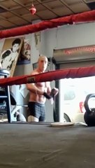Un boxeur amateur fait du trash talk avant un combat et revient vite à la réalité !
